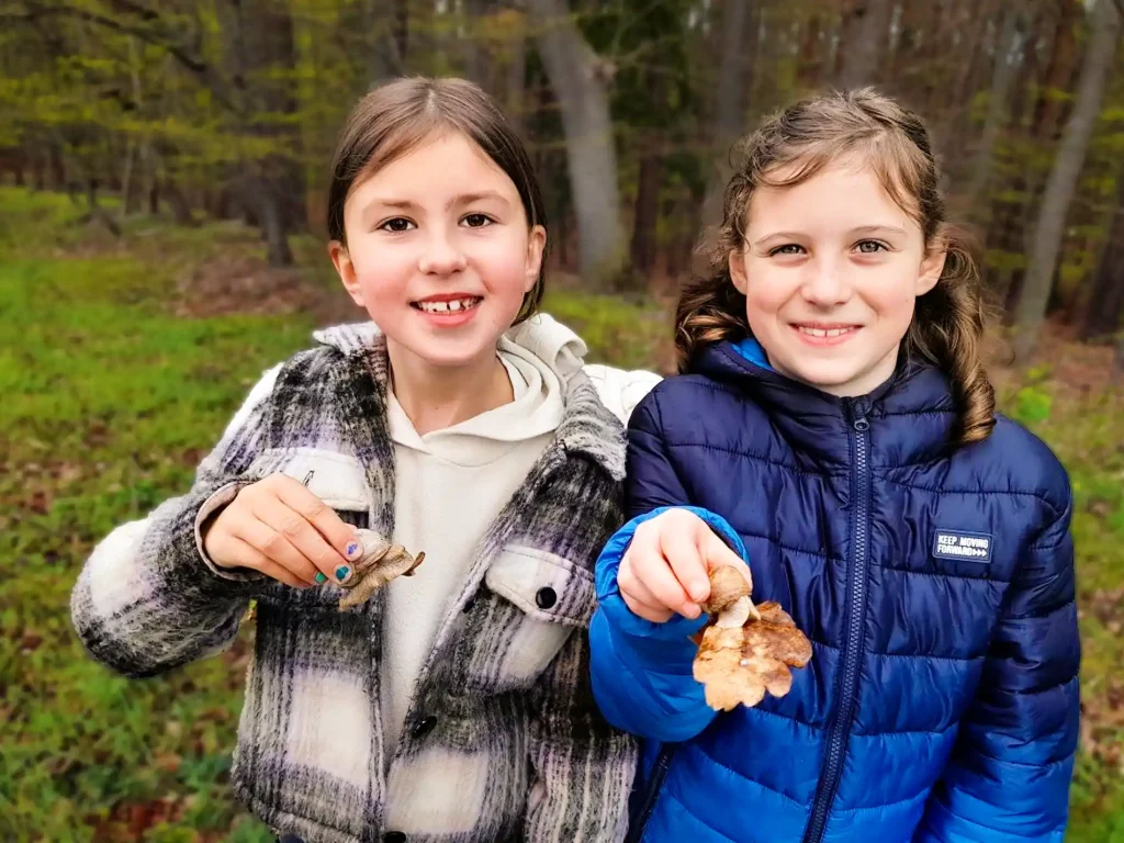 Schülerinnen der VS Greinbach mit schönen Schnecken bei einem Waldspaziergang der Ganztagesschule